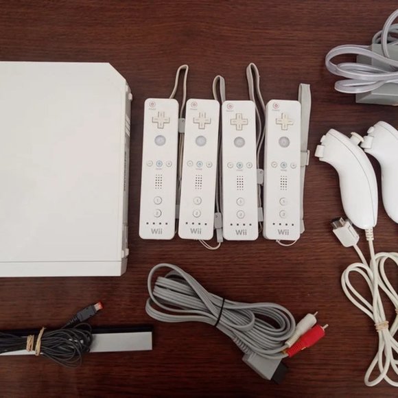 Nintendo Wii Console Complete System Bundle With 4 Controllers & 4 Nunchuck - Picture 2 of 7